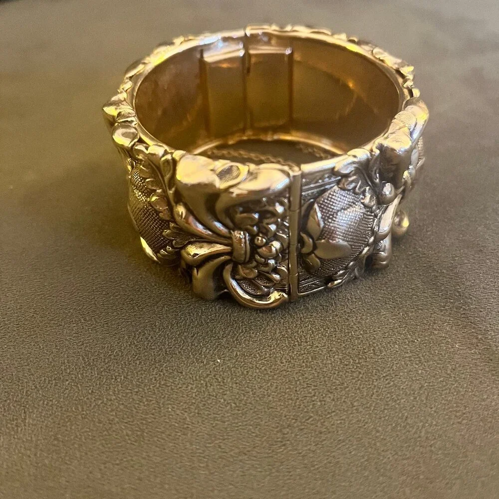 Vintage Goldtone Whiting & Davis Bangle Bracelet - Picture 12 of 13